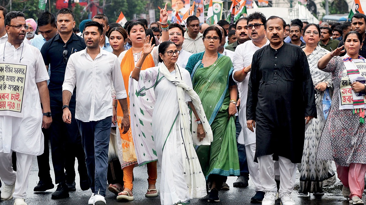 https://akm-img-a-in.tosshub.com/indiatoday/images/story/202507/cry-for-migrants-west-bengal-cm-mamata-banerjee-and-tmc-mp-abhishek-banerjee-with-other-tmc-leaders-180008890-16x9_1.jpg?VersionId=4JwwLW1_9aFq5yRAKCADV7OpzZ2.5AlC&size=690%3A388&utm_source=chatgpt.com